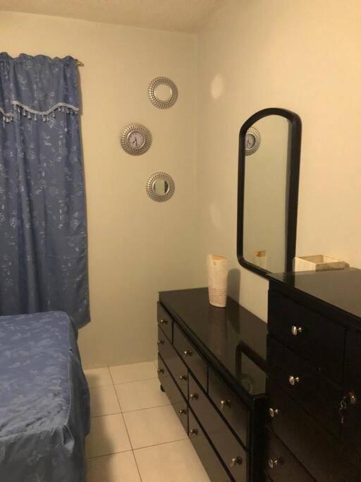 Crystoural Suites Near The Us Embassy - Gated & Secure - 2 Bedrooms, 2 Beds, 4 Guest Kingston Exterior foto