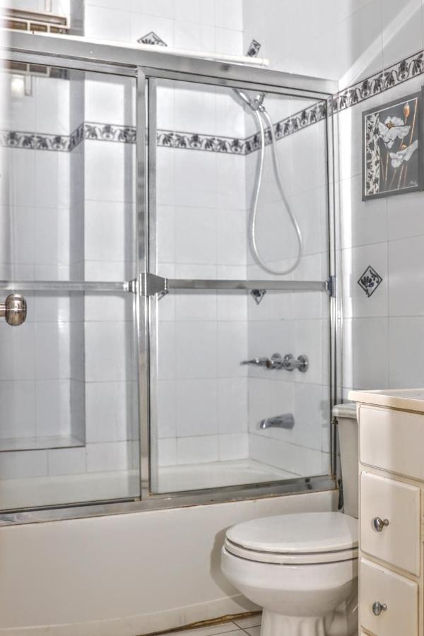 Crystoural Suites Near The Us Embassy - Gated & Secure - 2 Bedrooms, 2 Beds, 4 Guest Kingston Exterior foto