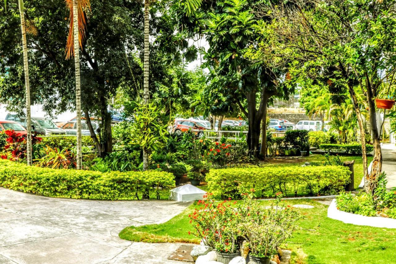 Crystoural Suites Near The Us Embassy - Gated & Secure - 2 Bedrooms, 2 Beds, 4 Guest Kingston Exterior foto